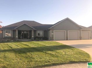 2071 Oakmont Cir, Sioux Center, IA 51250