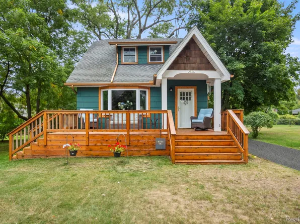 2366 Montroyal Ave, Waterford, MI 48328
