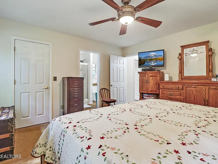 144 Pomeroy Dr — Photo 32