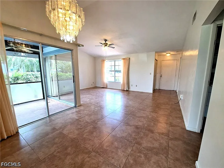 10525 Putnam Ct — Photo 12