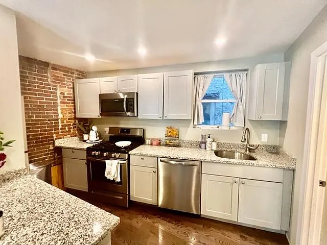 353 Hanover St #3 — Photo 6