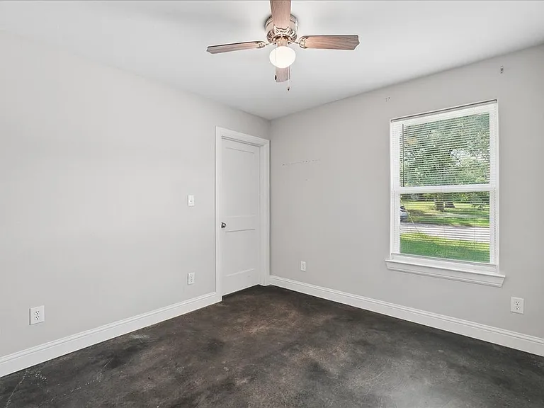 501 E Day St — Photo 3