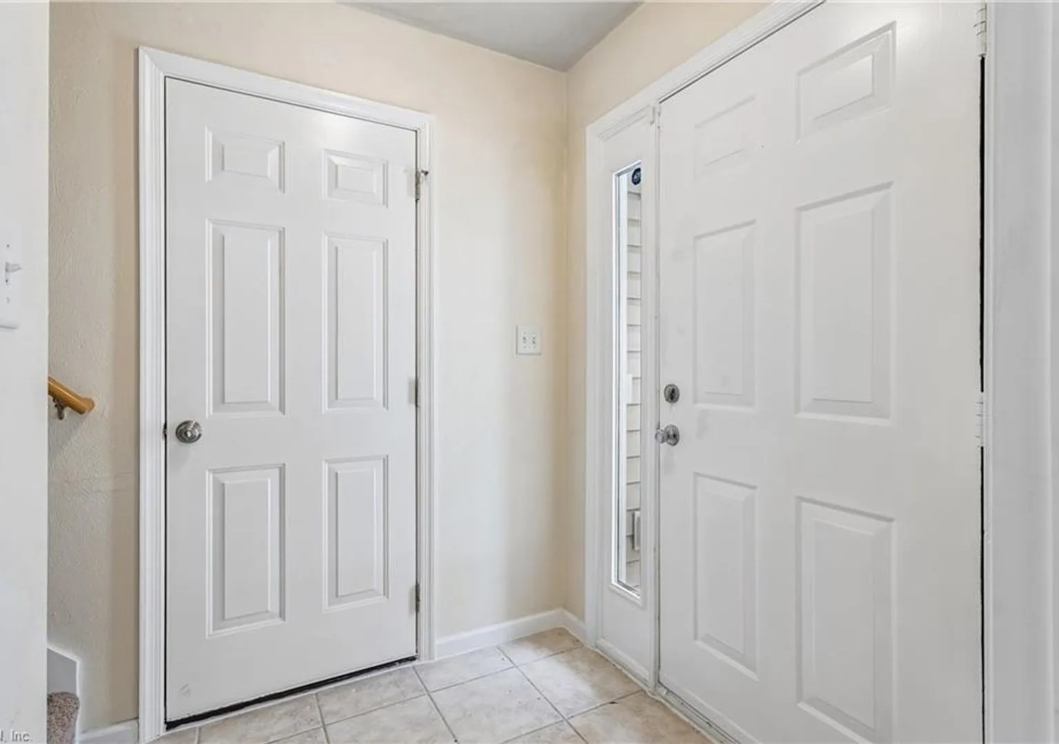 Spacious three-story townhouse-style condo in the heart of Virginia Beach! — Photo 4