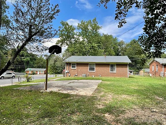 3rd image of 2733 Crescent Ln