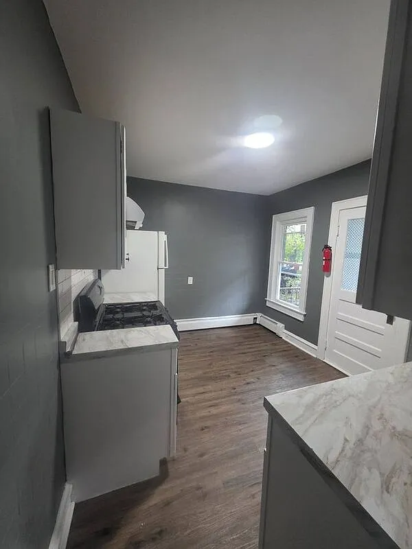 2 bed, 1.0 bath, 800 sqft, $995 — Photo 2