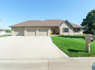 938 Springbrook Dr, Hinton, IA 51024