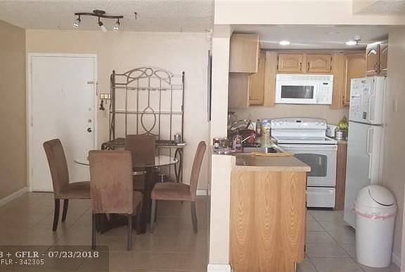 5th image of 9686 Fontainebleau Blvd APT 302