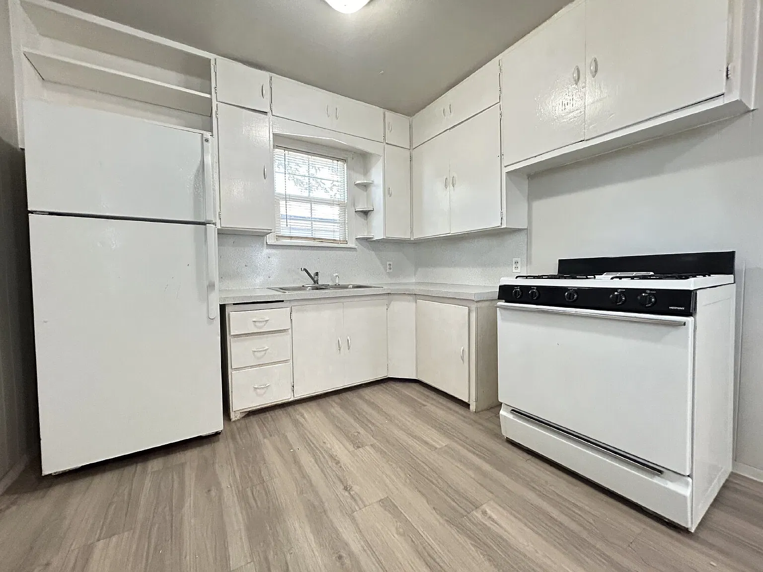 2 bed, 1.0 bath, 800 sqft, $800 — Photo 3