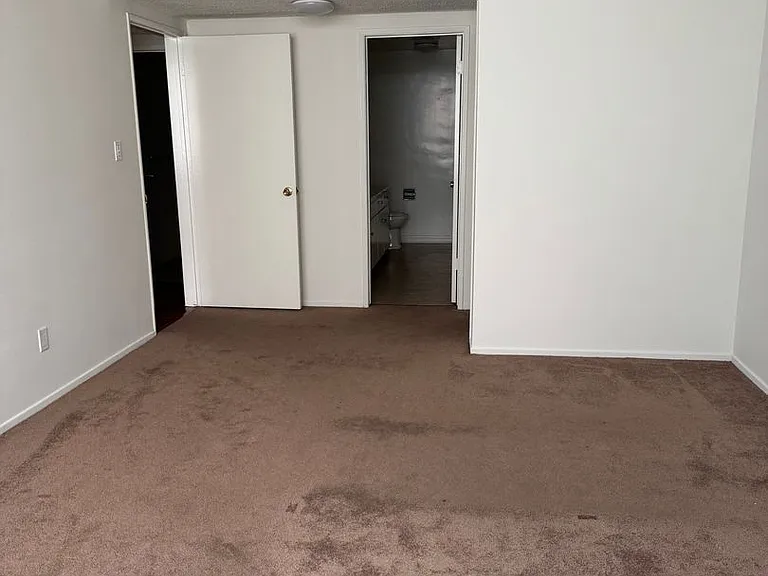 045 - Jackson Apartments — Photo 10