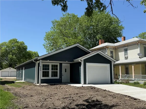 220 S Locust St, Ottawa, KS 66067