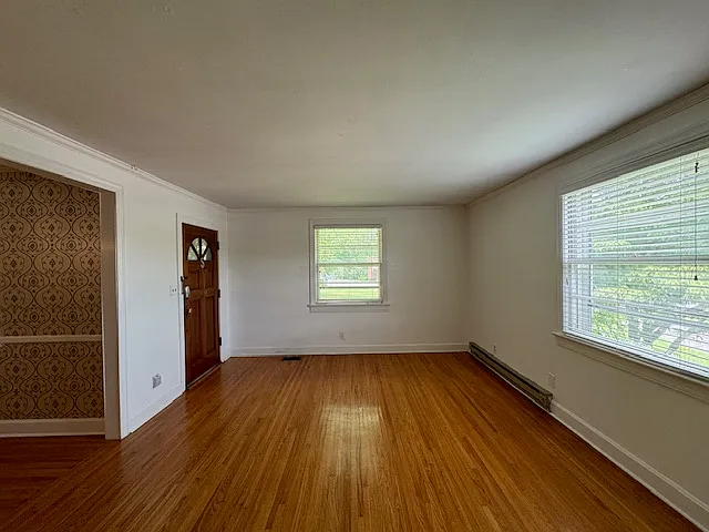 3 bed, 1353 sqft, $1,925 — Photo 2