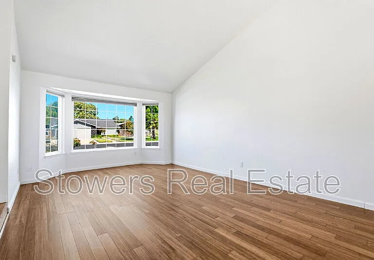 318 Joyce St — Photo 11