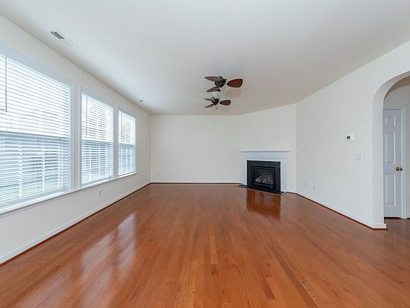 5th image of 408 Queensbury Ln