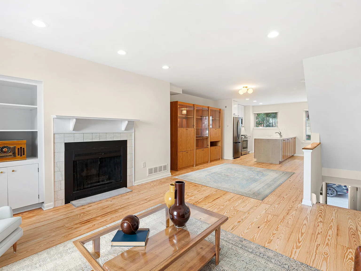 3 bed, 2.5 bath, 1900 sqft, $3,950 — Photo 4