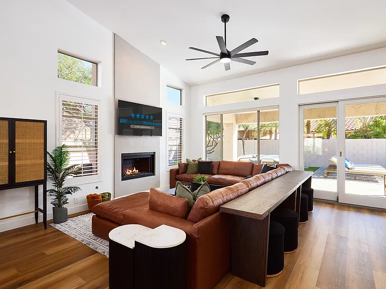 Bright Open Floor Plan w/Vaulted Ceilings