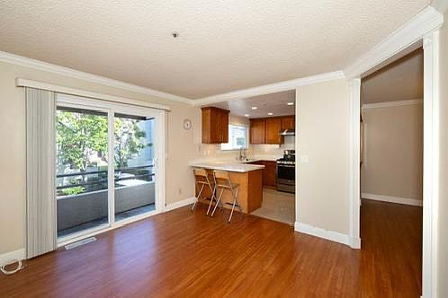 5th image of 16 E Court Ln
