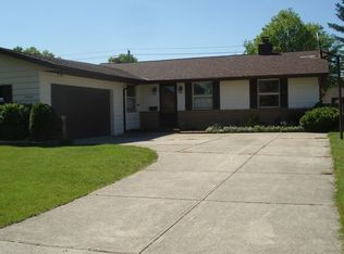 7825 Royal Ridge Dr, Parma, OH 44129