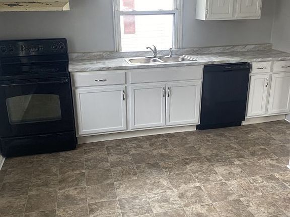 3rd image of 1802 N Hawthorne Ln
