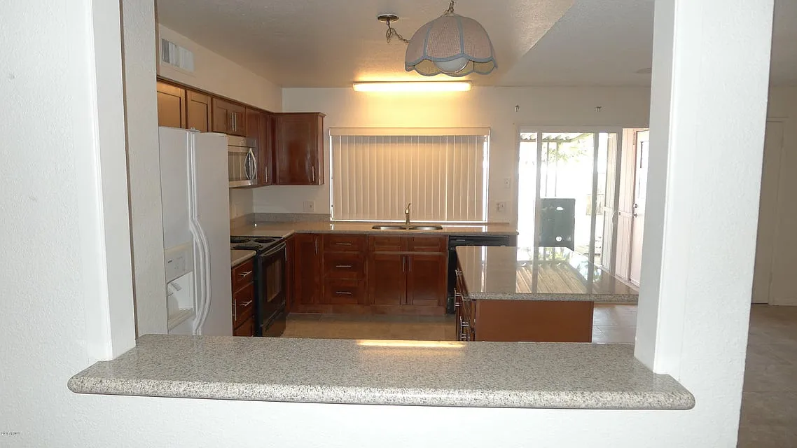 3 bed, 1300 sqft, $2,100 — Photo 4