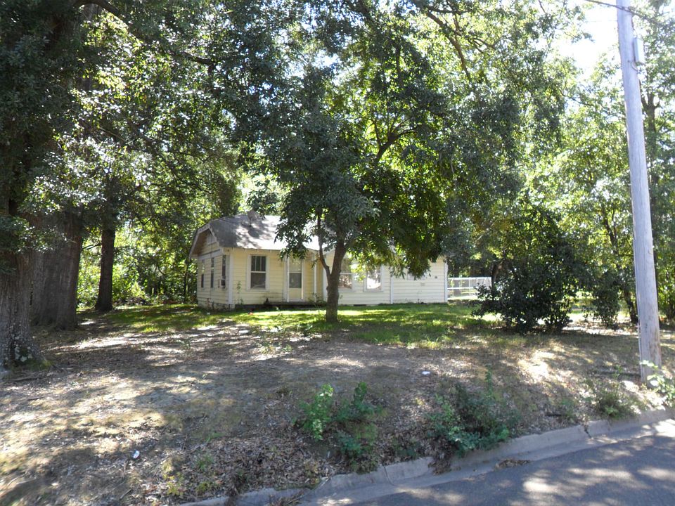 2nd image of 207 Taylor St