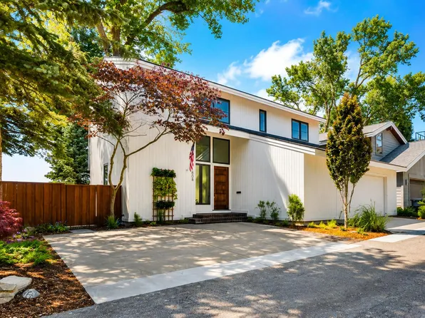 808 Lake Ln, Saint Joseph, MI 49085