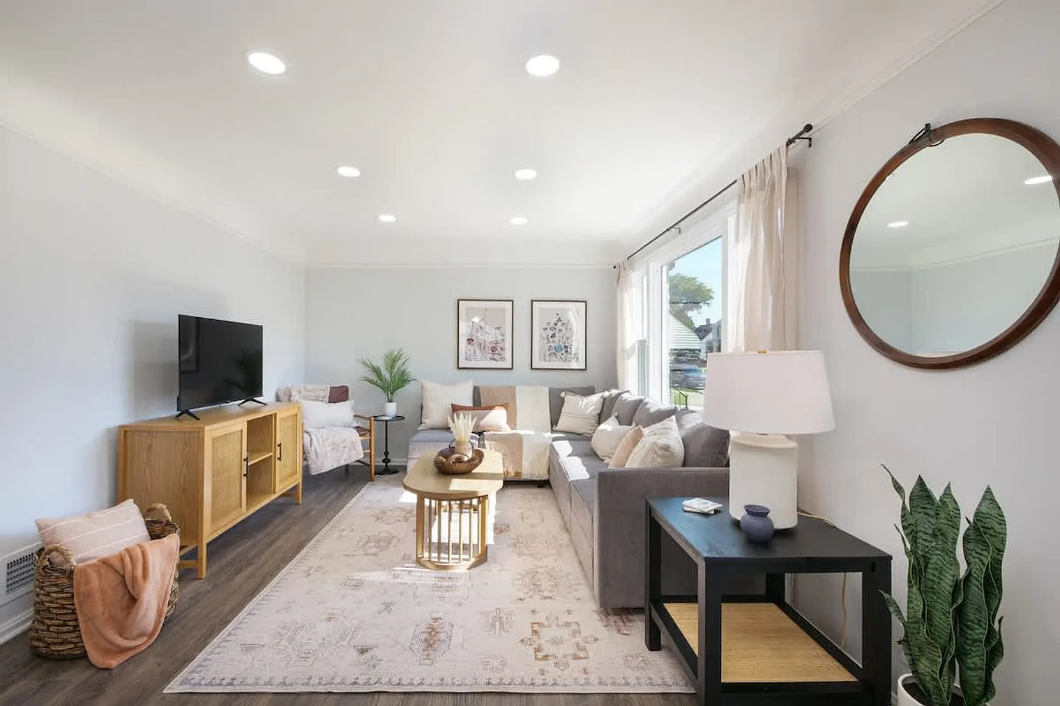 4 bed, 1.0 bath, 1237 sqft, $3,506 — Photo 3