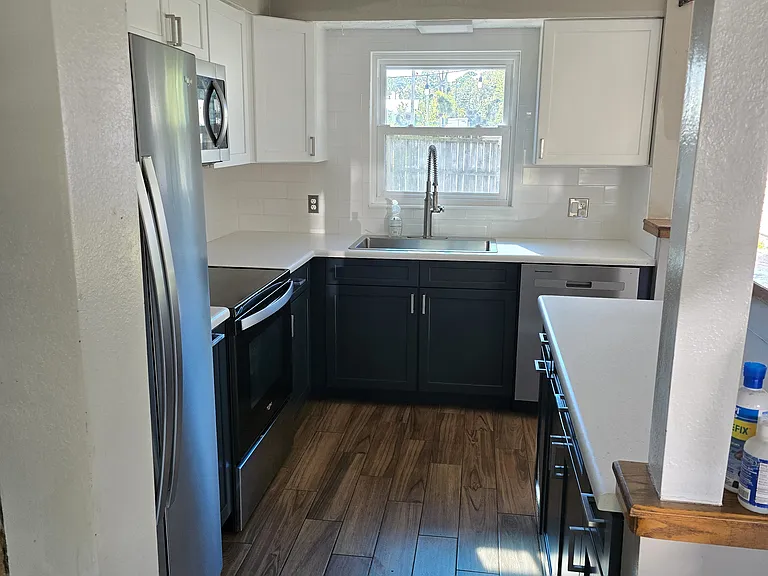 385 Banana Blvd — Photo 11