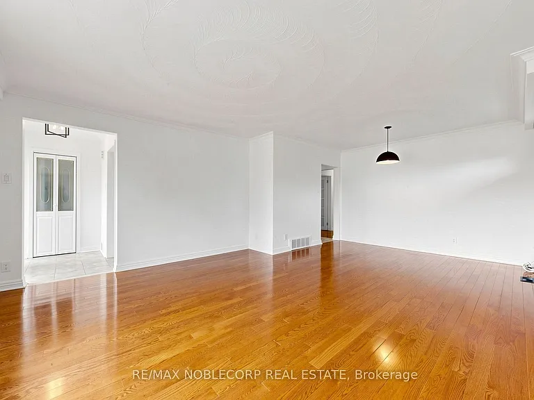 8 Summerfield Cres — Photo 12