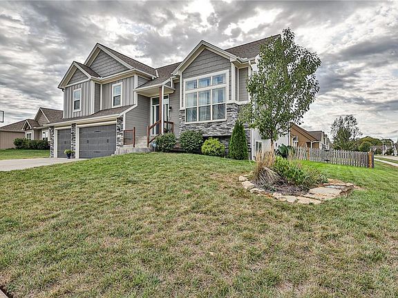 3rd image of 720 W Solomon Dr