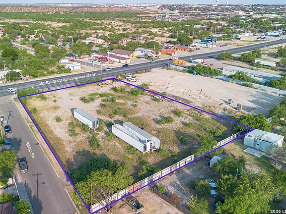 3rd image of 2719 Del Rio Blvd