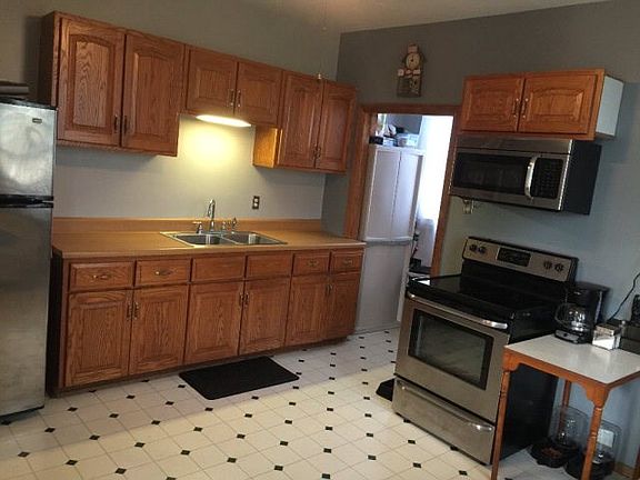 3rd image of 927 Woodlawn Ave