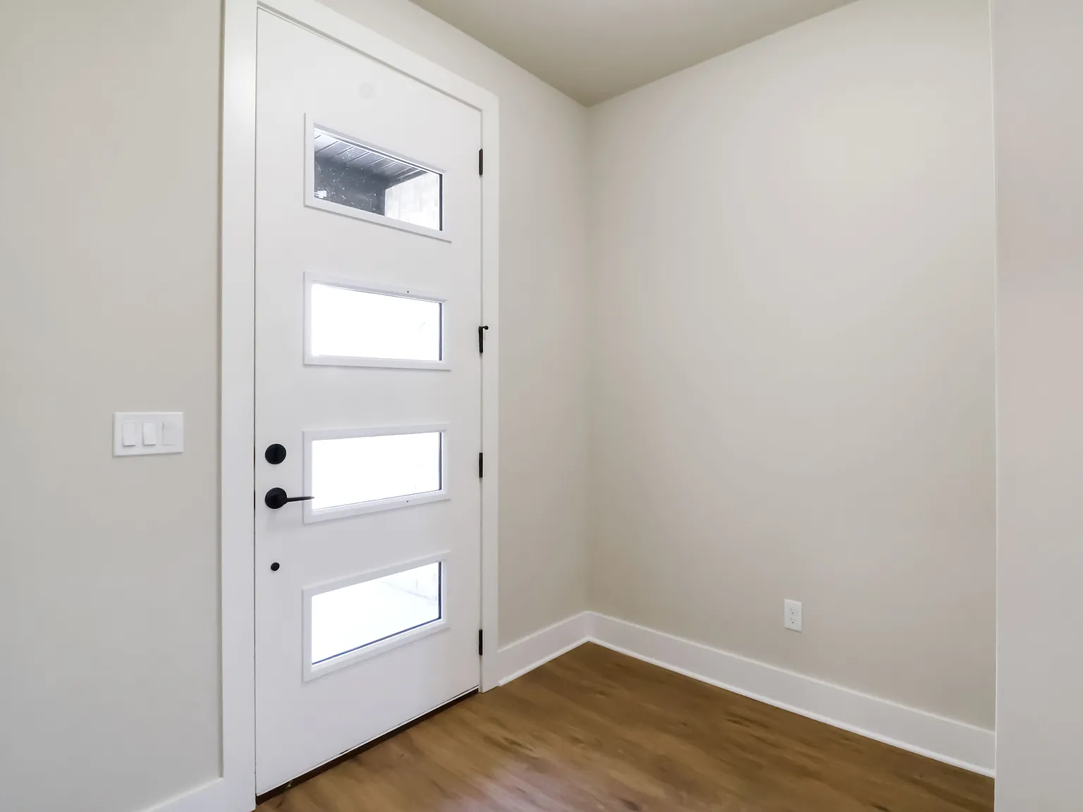 4 bed, 2564 sqft, $2,900 — Photo 2