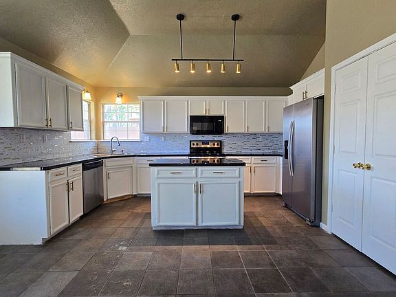 3rd image of 2303 Amethyst Dr