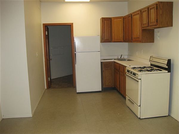 206 Washington #2 int kitchen