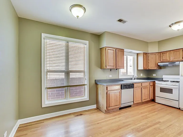 2330 N Greenview Ave #2R — Photo 7
