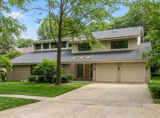 371 W Arboretum Cir, Wheaton, IL 60189