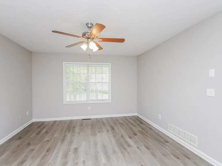 565 Bridge Grv — Photo 10