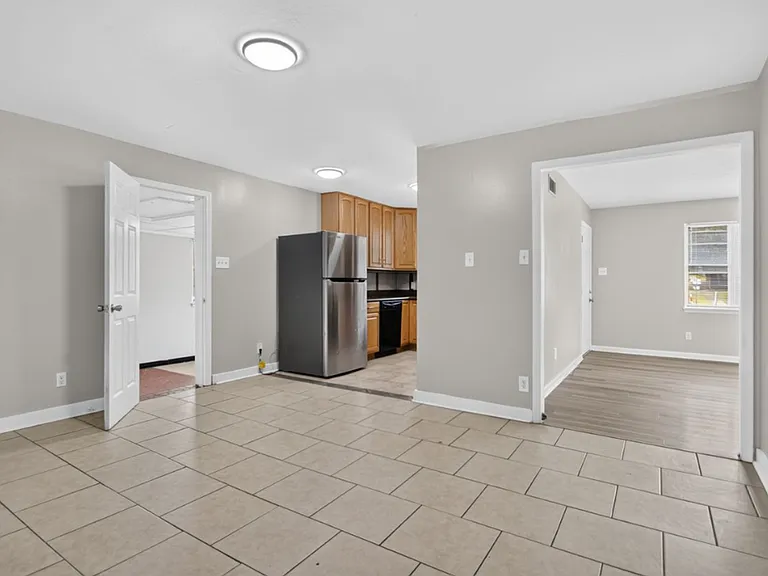 822 N Hughes St — Photo 4