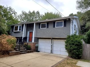 85 Radcliff Dr, Brentwood, NY 11717