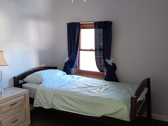 5th image of 305 S Elm St