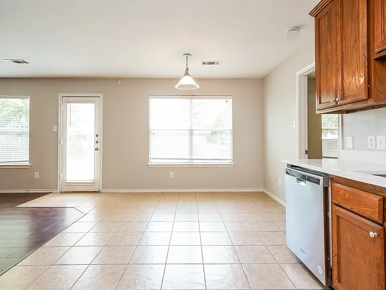 908 Chase Ln — Photo 5
