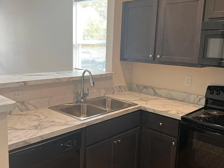 404 Court Yard Ln — Photo 8