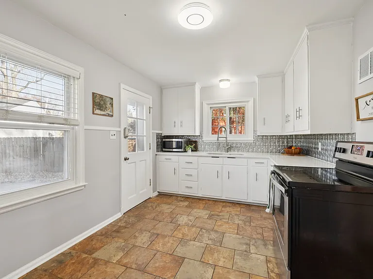 1010 SW Kenworthy Dr — Photo 8