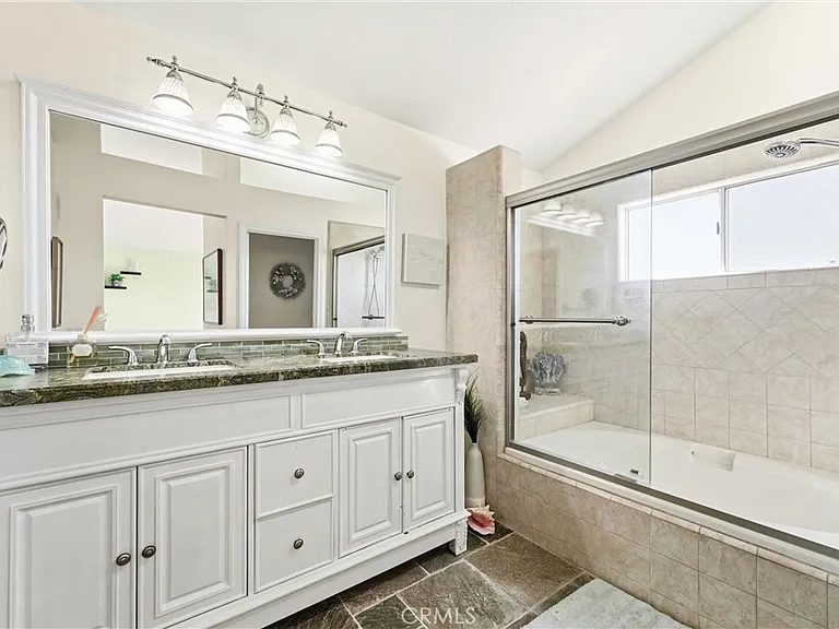 18 Byron Close — Photo 16