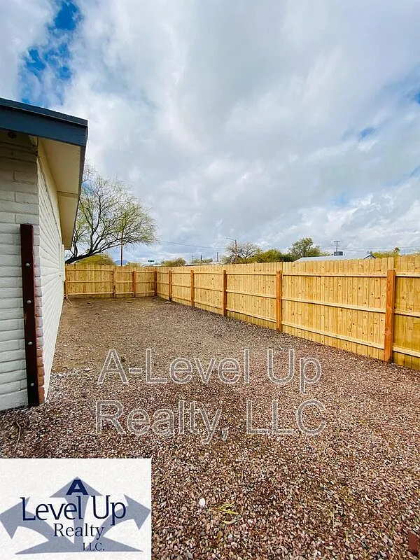 3 bed, 1.0 bath, 1000 sqft, $1,250 — Photo 2