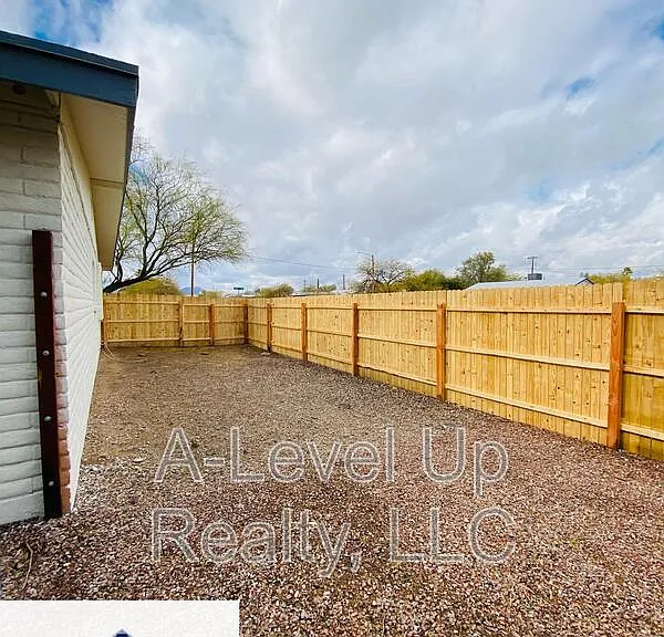 1854 N 5th Ave — Photo 2