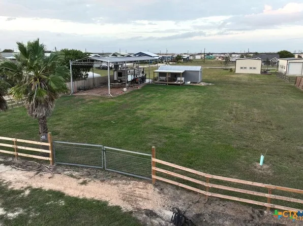 1012 W Broadway Ave, Seadrift, TX 77983