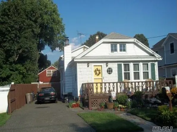 51 Cedar Ave, Farmingdale, NY 11735