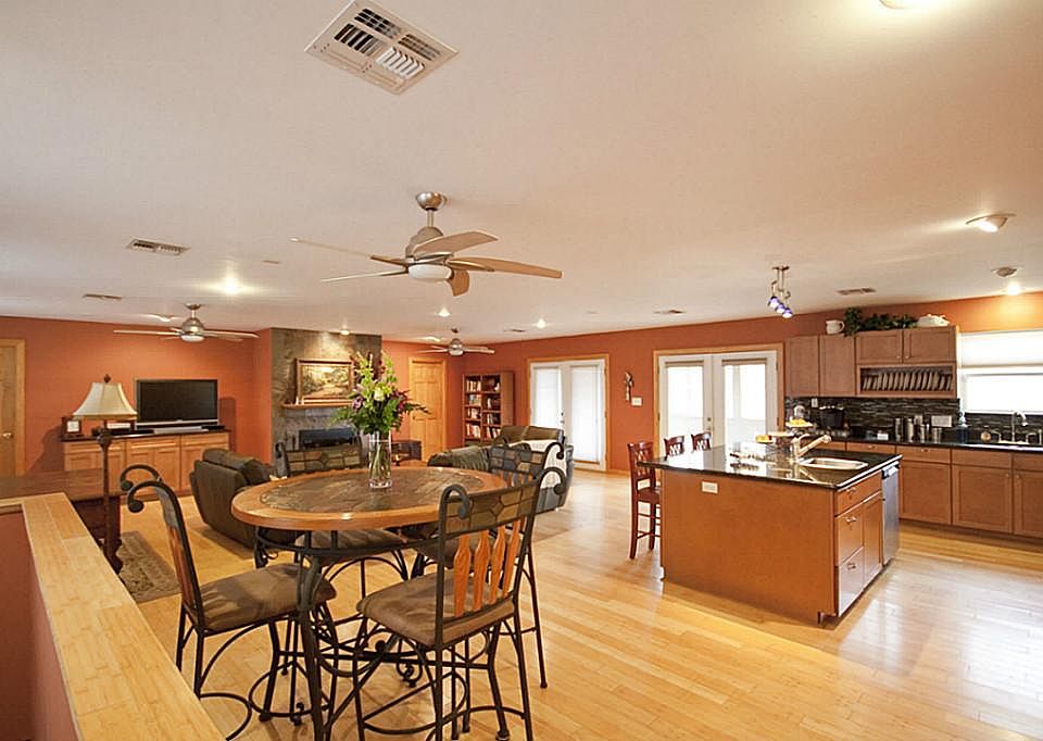 Living, kitchen combo