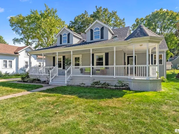 313 E Durant St, Walcott, IA 52773